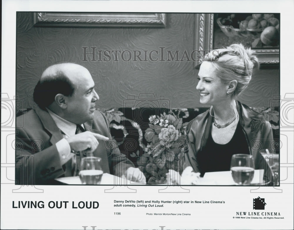 1998 Press Photo Danny DeVito and Holly Hunter in &quot;Living Out Loud&quot; - Historic Images