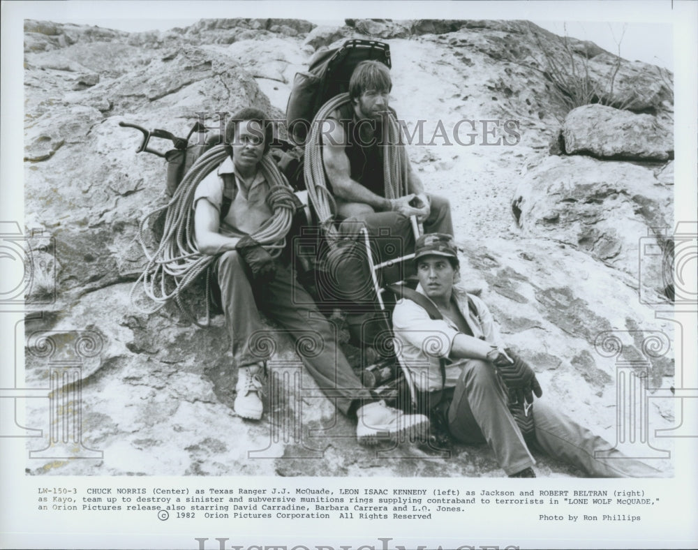 1982 Press Photo &quot;Lone Wolf McQuade&quot; Chuck Norris Leon Isaac Kennedy - Historic Images