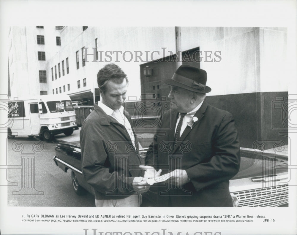 1991 Press Photo Gary Oldman and Ed Asner in &quot;JFK&quot; - DFPG06361 - Historic Images