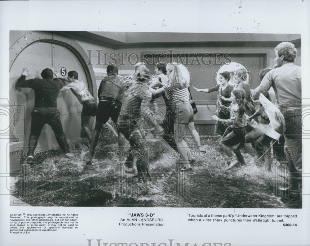1983 Press Photo  "Jaws 3D" Dennis Quaid Bess Armstrong Dan Blasko Actor - Historic Images