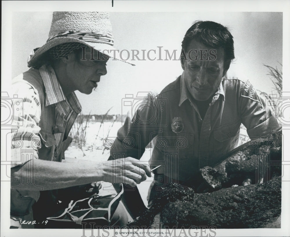 1980 Press Photo &quot;Jaws 2&quot; Jeannot Szarc Roy Scheider Film Actor Actress - Historic Images