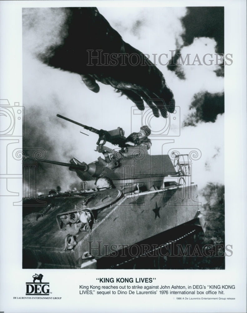 1986 Press Photo John Aston in a scene from "King Kong Lives" - Historic Images