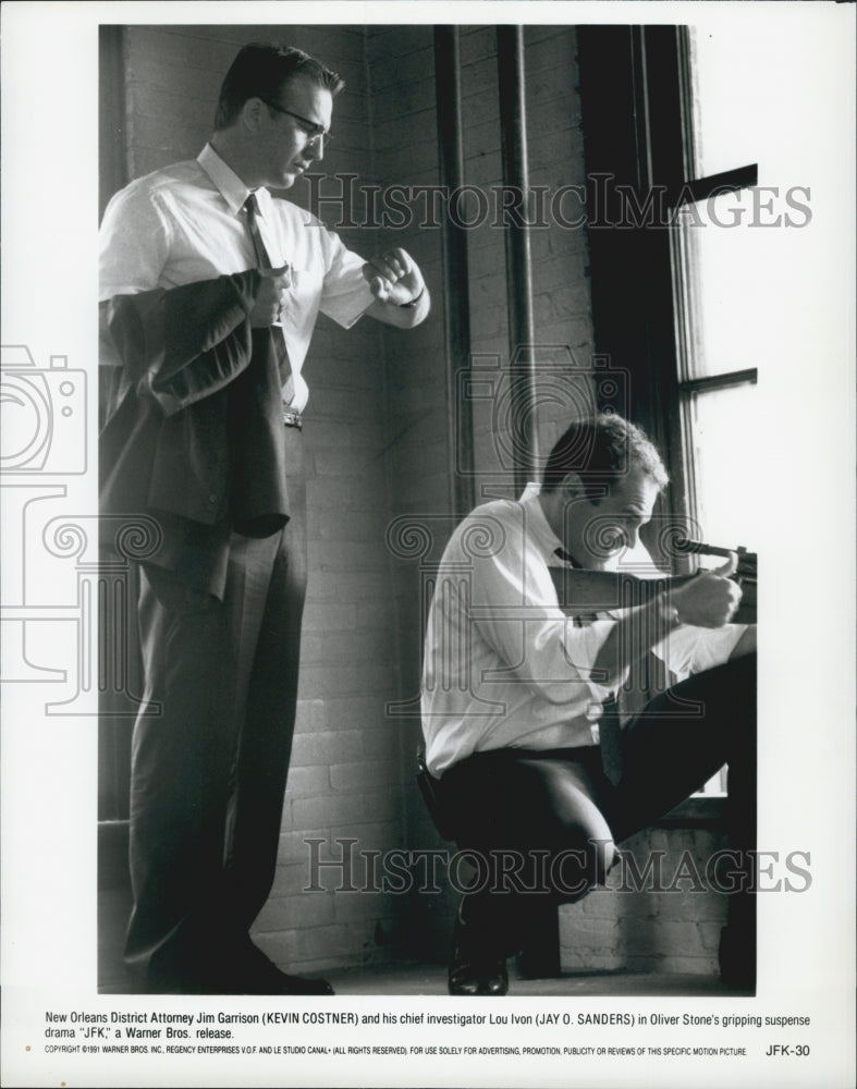 1991 Press Photo Kevin Costner and Jay O. Sanders in a scene from &quot;JFK&quot; - Historic Images