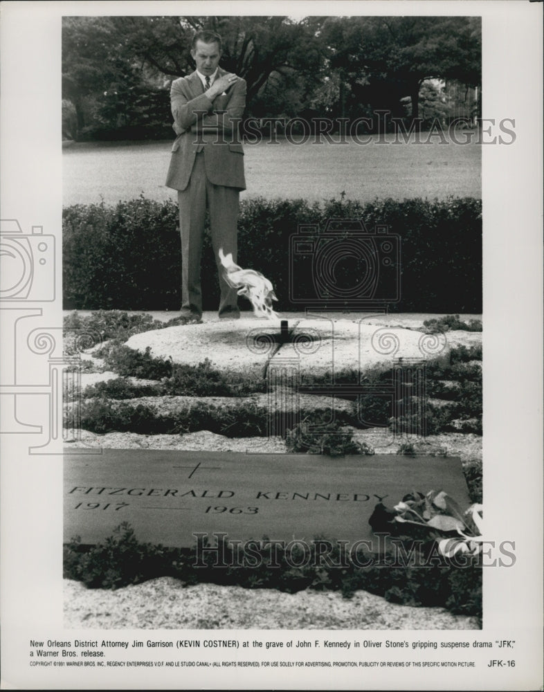 1991 Press Photo Kevin Costner at grave of John Kennedy in the film "JFK" - Historic Images