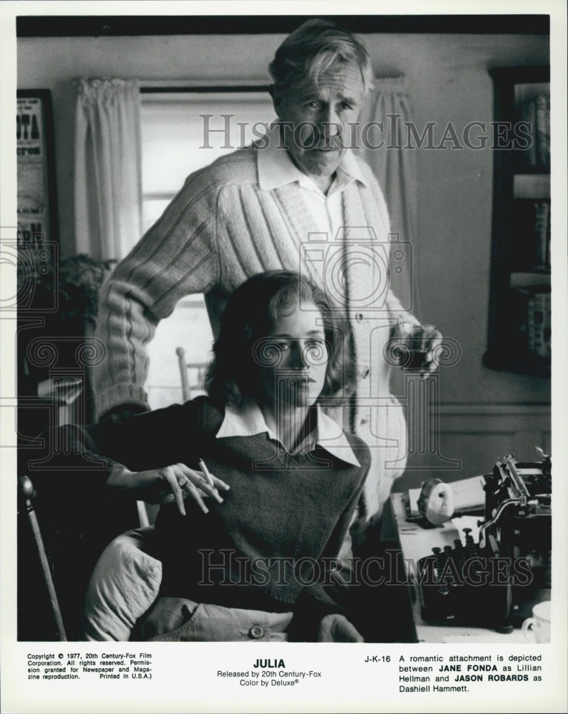 1977 Press Photo Jane Fonda &amp; Jason Robards in &quot;Julia&quot; - Historic Images