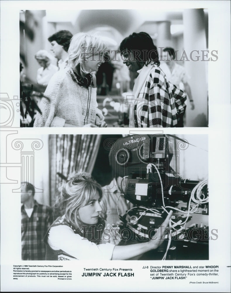 1986 Press Photo  "Jumpin Jack Flash" Whoopi Goldberg  & dir Penny Marshall - Historic Images