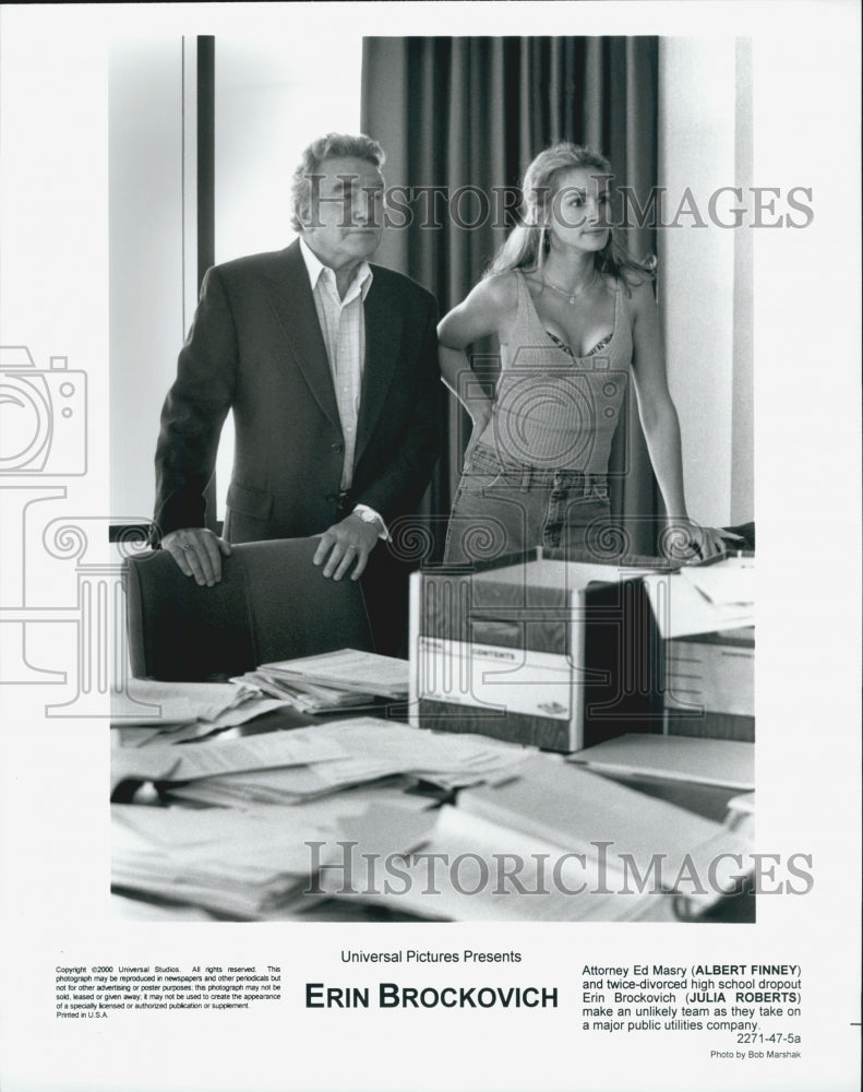 2000 Press Photo Julia Roberts And Albert Finney In Movie "Erin Brockovich" - Historic Images