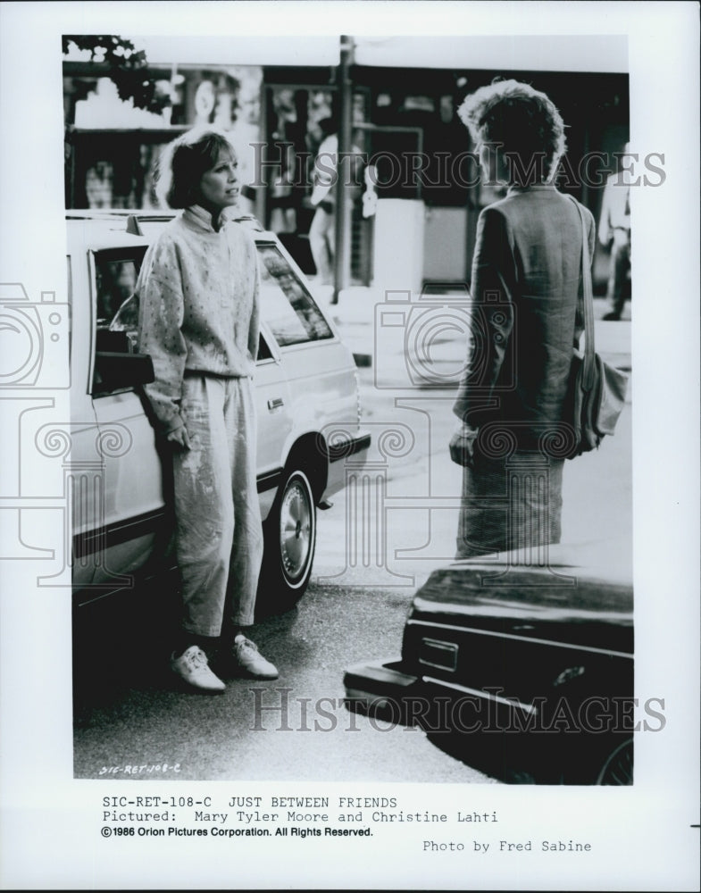 1986 Press Photo Mary Tyler Moore And Christine Lahti In &quot;Just Between Friends&quot; - Historic Images