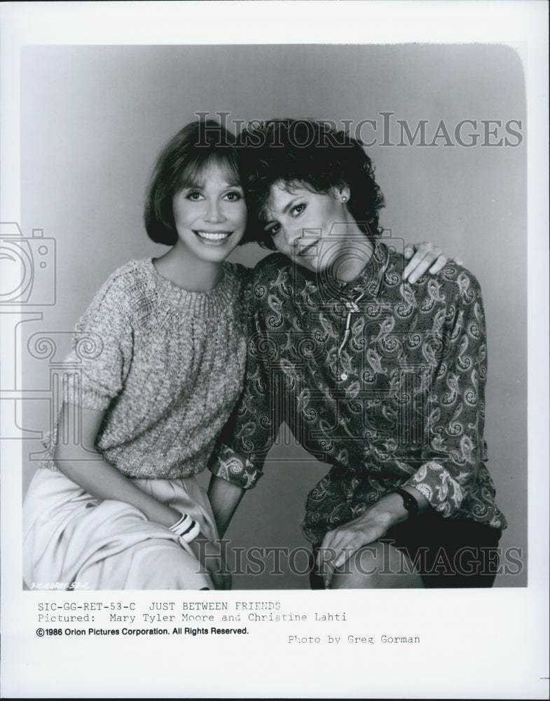 1986 Press Photo Mary Tyler Moore And Christin Lahti In &quot;Just Between Friends&quot; - Historic Images