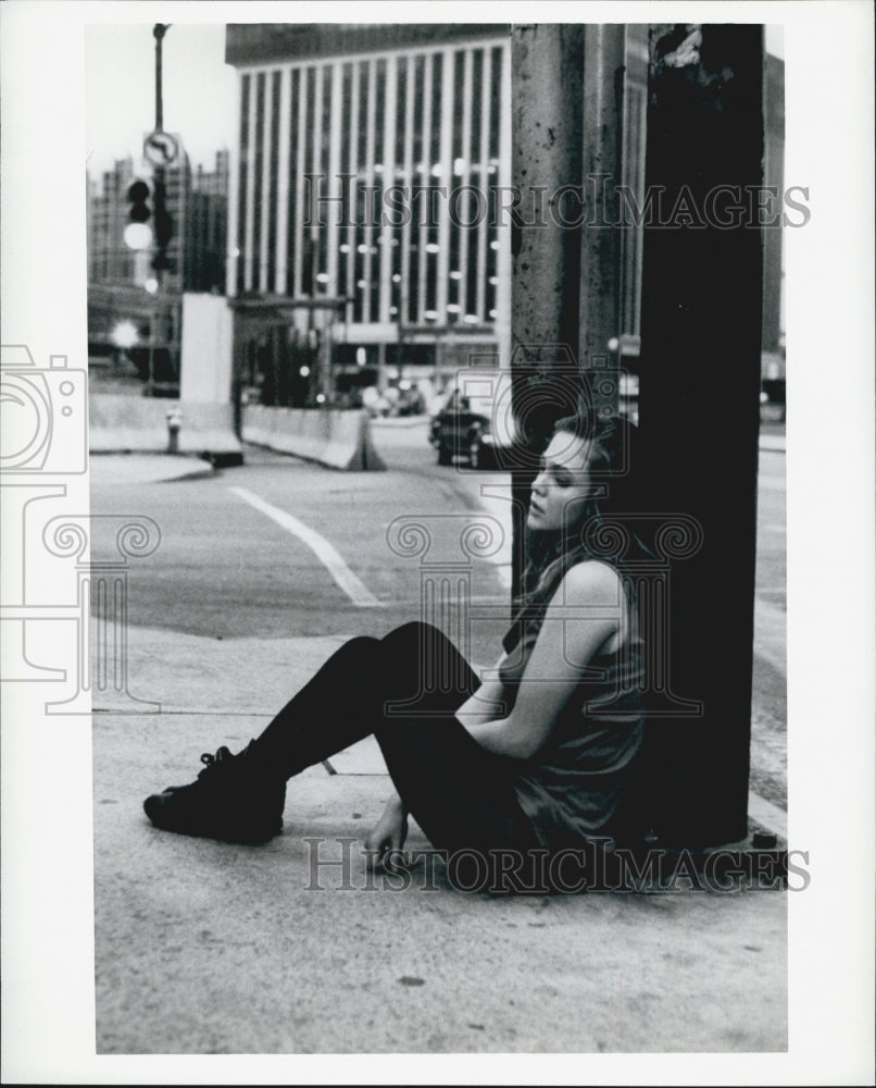 Press Photo An actress in a film scene on the street - Historic Images