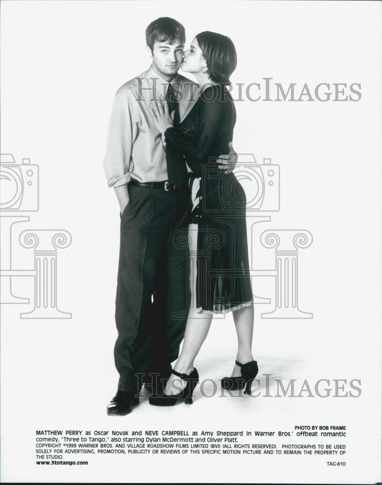 1999 Press Photo  "Three To Tango"Matthew Perry,Neve Campbell, - Historic Images