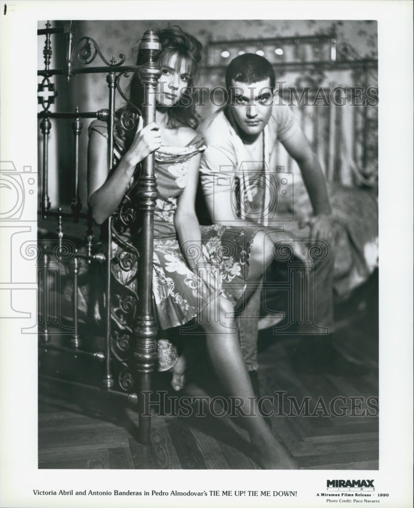 1990 Press Photo Victoria Abril and Antonio Banderas in &quot;Tie Me Up! Tie Me Down&quot; - Historic Images