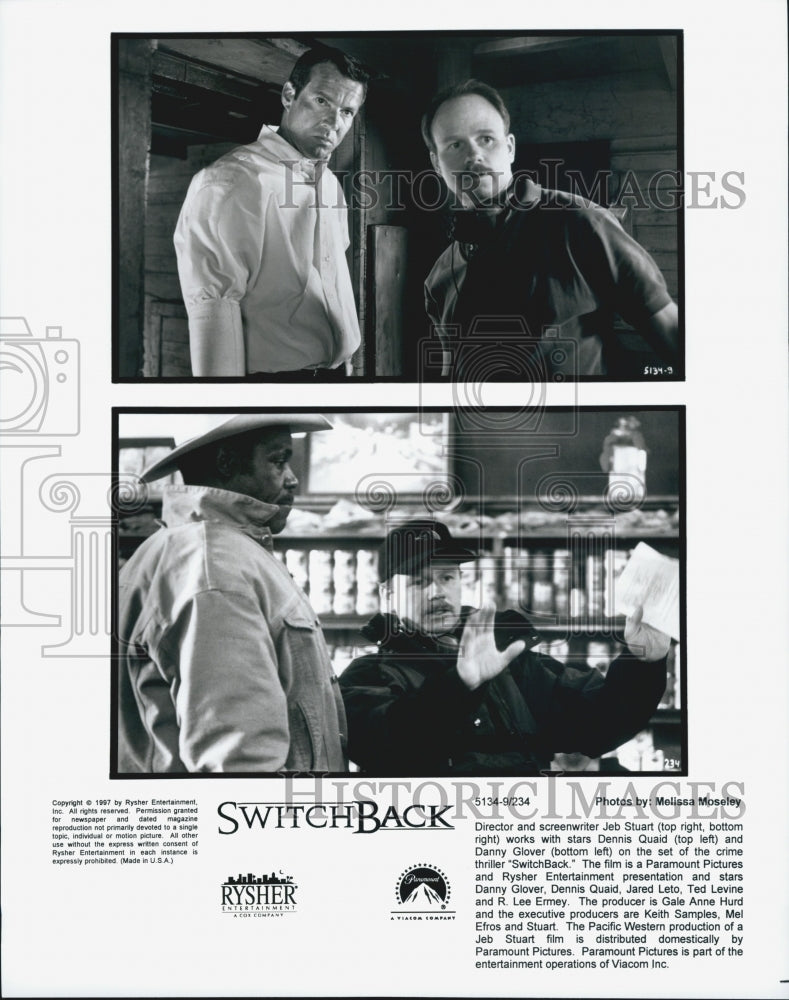 1997 Press Photo Director Jeb Stuart, Actors Dennis Quaid, Danny Glover On Set - Historic Images