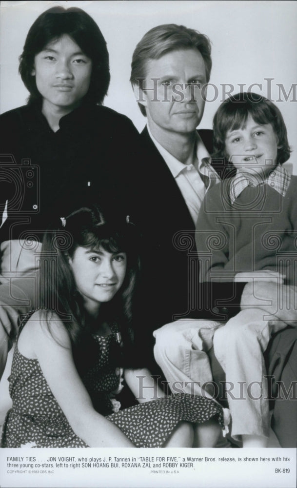 1983 Press Photo Jon Voight, Son Hoang Bui, Roxana Zal in "Table For Five" - Historic Images