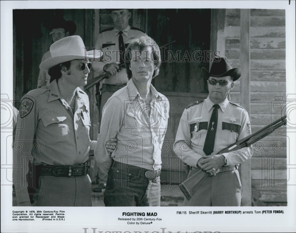 1976 Press Photo As Sheriff Harry Northrup Arrests Peter Fonda in &quot;Fighting Mad&quot; - Historic Images