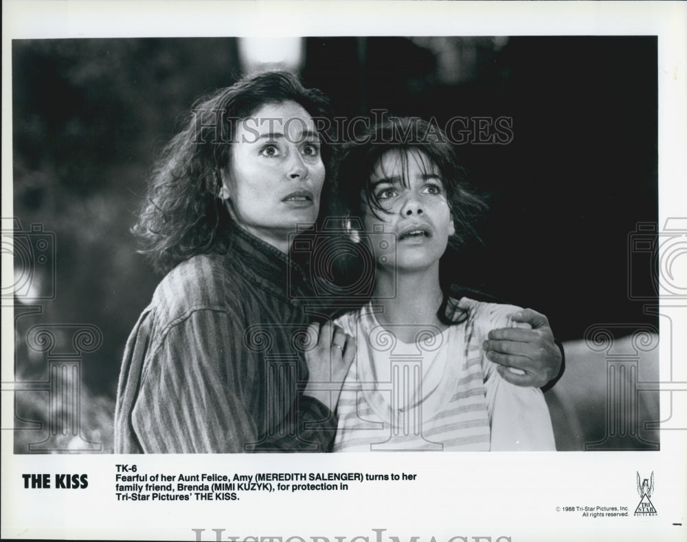 1988 Press Photo "The Kiss" Film Meredith Salenger Mimi Kuzyk Actress - Historic Images