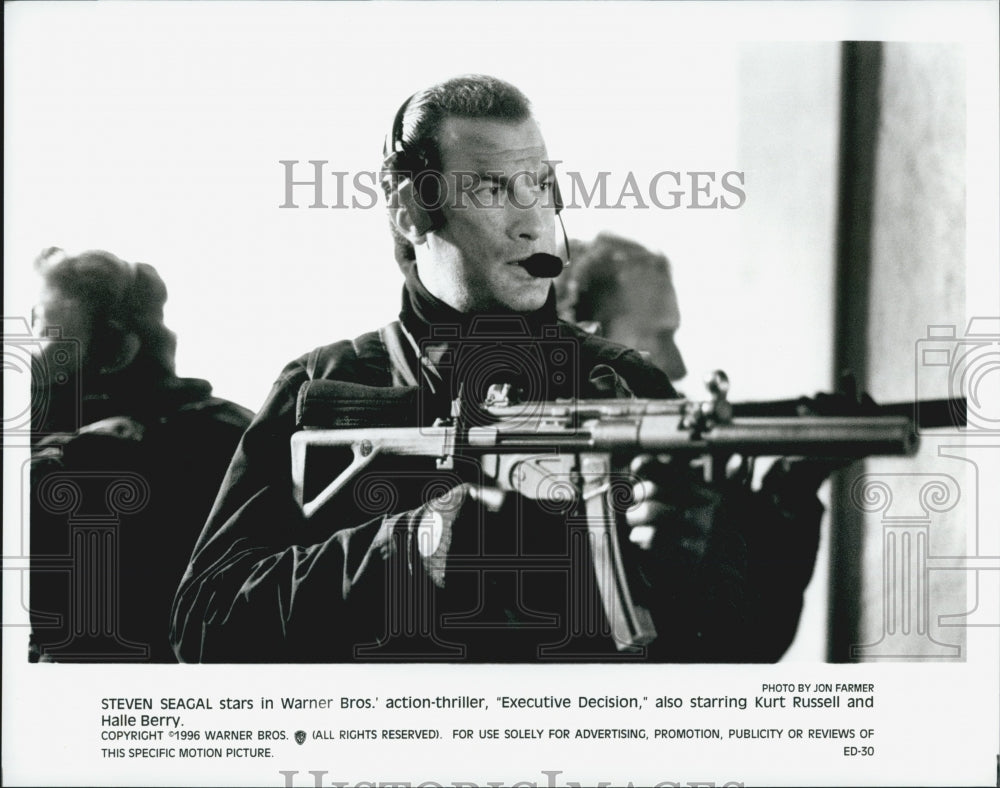 1996 Press Photo Steven Seagal in &quot;Executive Decision&quot; - DFPG10283 - Historic Images