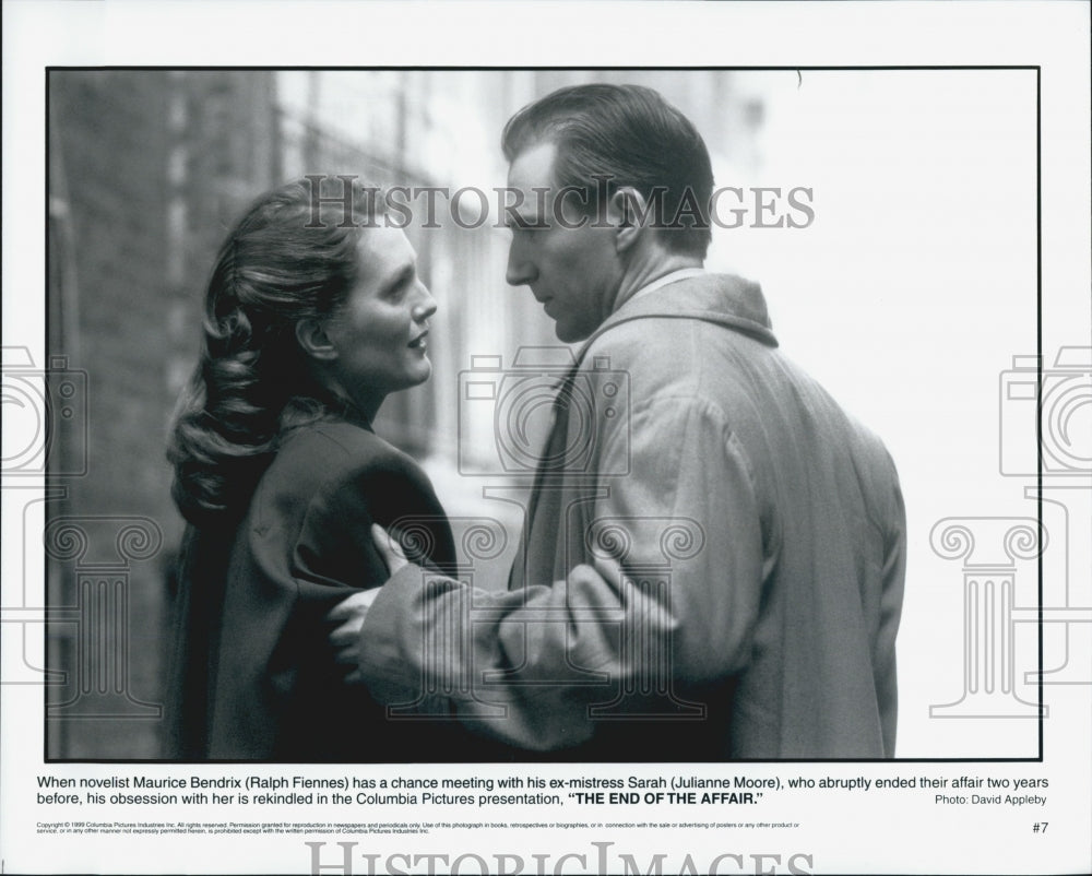 1999 Press Photo Actors Ralph Fiennes and Julianne Moore &quot;The End of the Affair&quot; - Historic Images