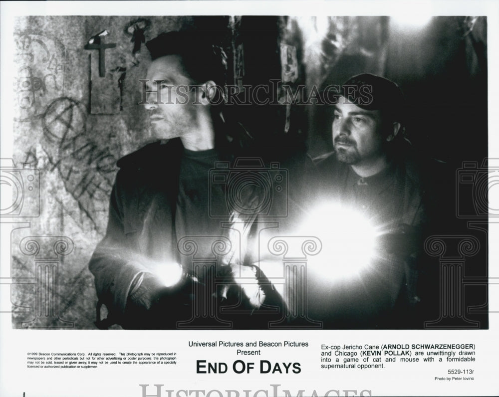 1999 Press Photo Actors Arnold Schwarzenegger and Kevin Pollak in &quot;End of Days&quot; - Historic Images