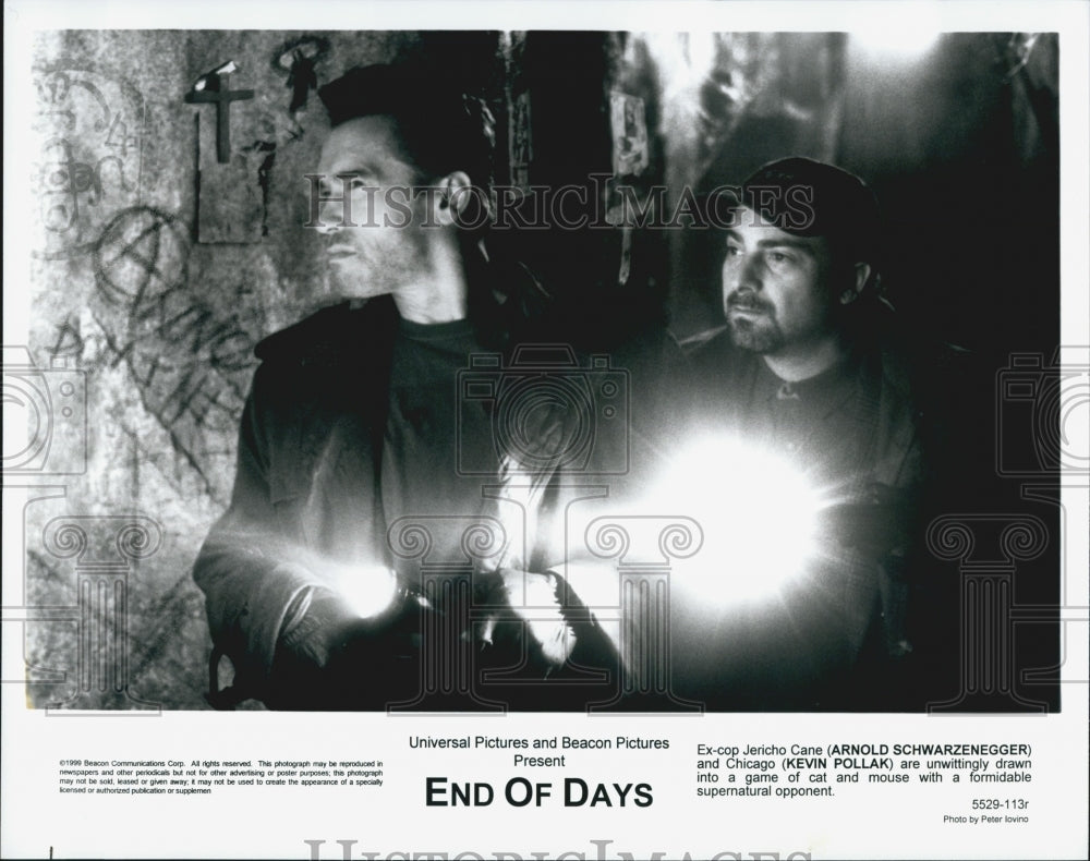 1999 Press Photo Actors Arnold Schwarzenegger and Kevin Pollak in "End of Days" - Historic Images