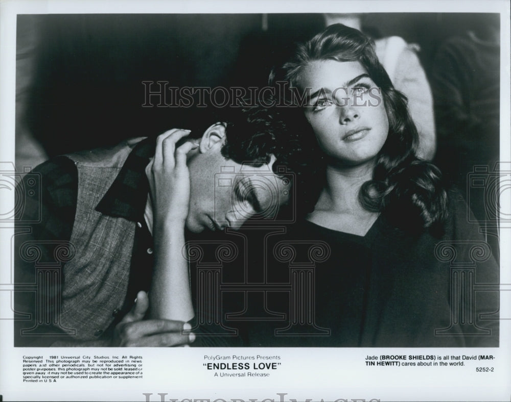 1981 Press Photo Actors Martin Hewitt and Brooke Shields in "Endless Love" - Historic Images