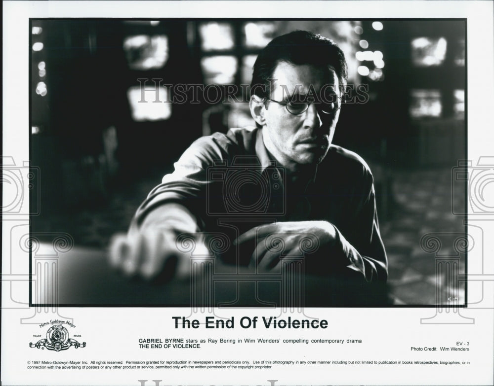 1997 Press Photo Actor Gabriel Byrne Starring In Film "The End Of Violence" - Historic Images