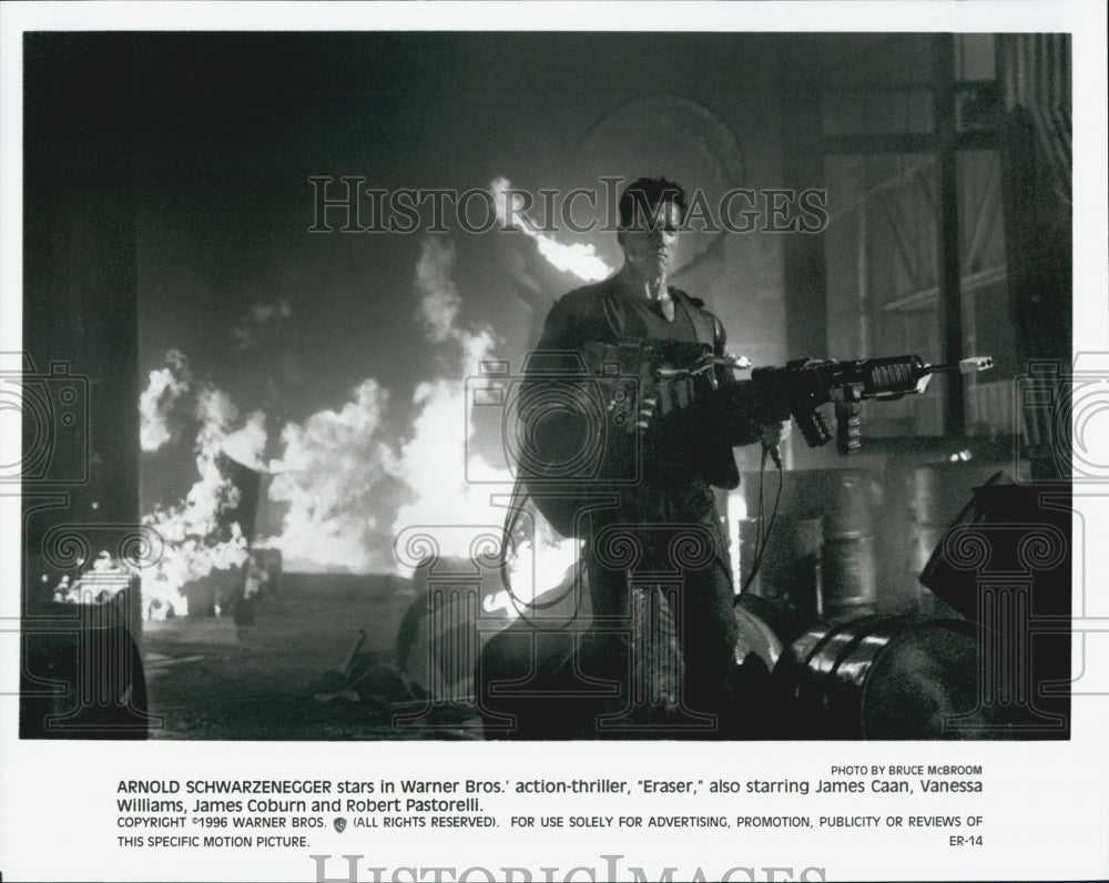 1996 Press Photo Arnold Schwarzenegger in "Eraser" - Historic Images