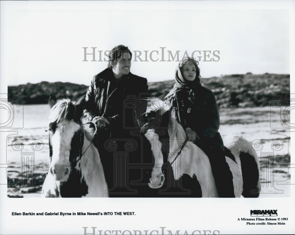 1993 Press Photo Actor Gabriel Byrne, Ellen Barkin in &quot;Into the West&quot; Film - Historic Images