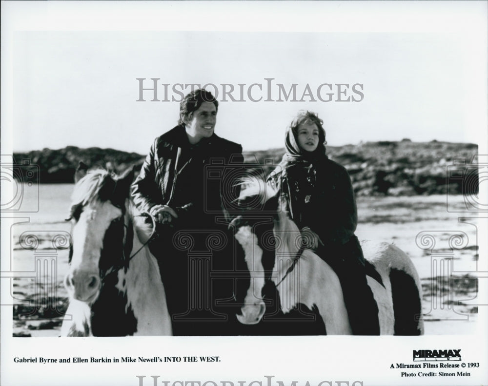1993 Press Photo Gabriel Byrne and Ellen Barkin in "Into The West" - Historic Images
