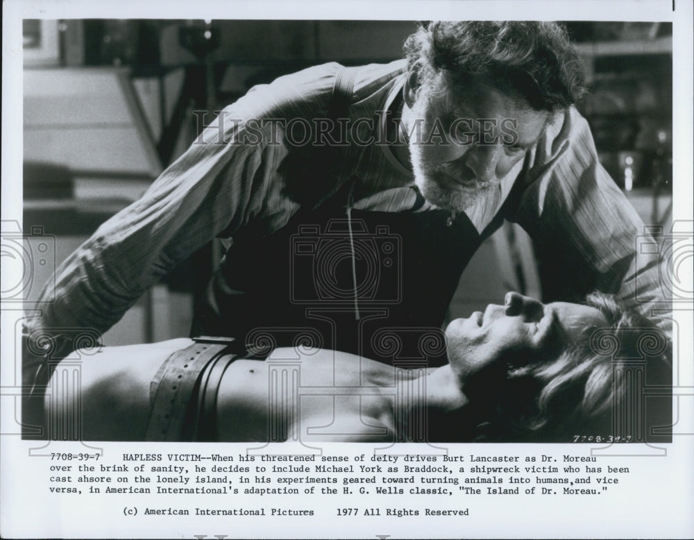 1977 Press Photo  "The Island of Dr Moreau" Burt Lancaster & Michael York - Historic Images