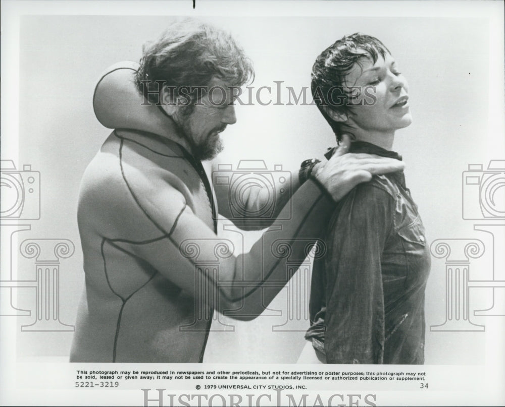 1979 Press Photo Actor Roger Moore, Lea Brodie in "ffolkes" Film - Historic Images