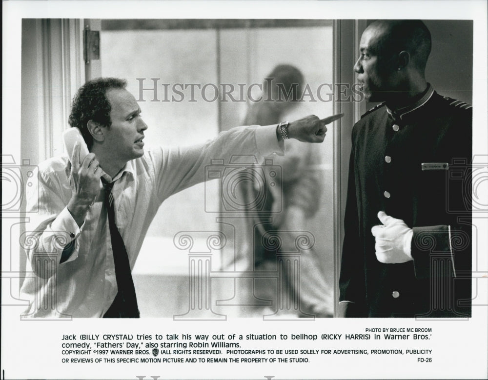 1997 Press Photo Billy Crystal &amp; Ricky Harris Star In &quot;Father&#39;s Day&quot; - Historic Images