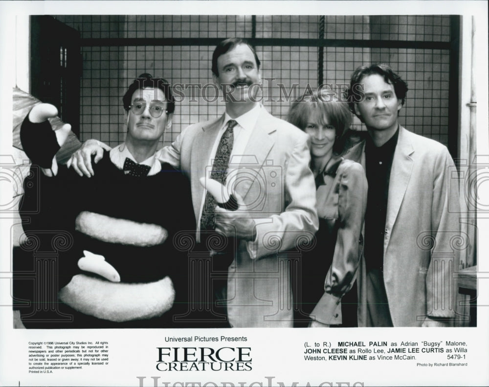 1995 Press Photo Michael Palin and John Cleese in &quot;Fierce Creatures&quot; - Historic Images