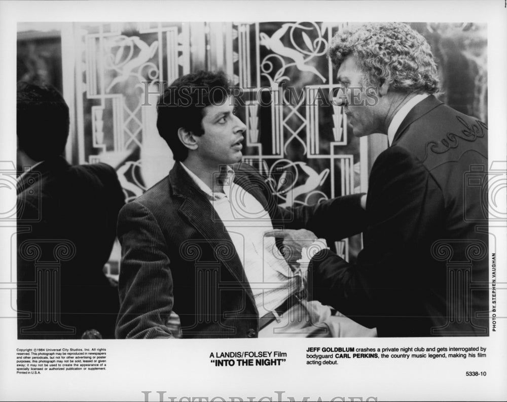 1984 Press Photo Jeff Golblum &amp; Carl Perkins in &quot;Into the Night&quot; - DFPG11795 - Historic Images