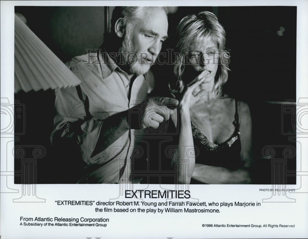 1986 Press Photo "Extremities" Farrah Fawcett 7 Director RM Young - Historic Images