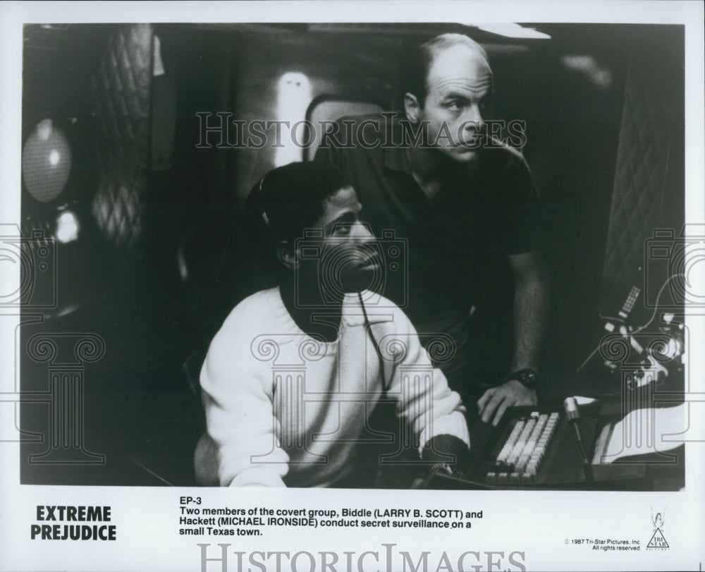 1987 Press Photo Larry B. Scott and Michael Ironside in "Extreme Prejudice" - Historic Images