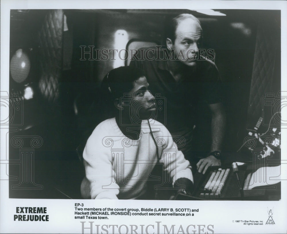 1987 Press Photo Larry B. Scott and Michael Ironside in &quot;Extreme Prejudice&quot; - Historic Images