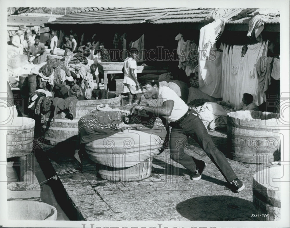 Press Photo Actors in a movie scene in a bazaar - Historic Images