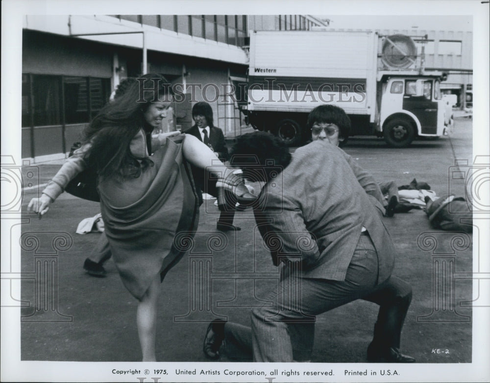 1975 Press Photo Fight Scene From Movie - Historic Images