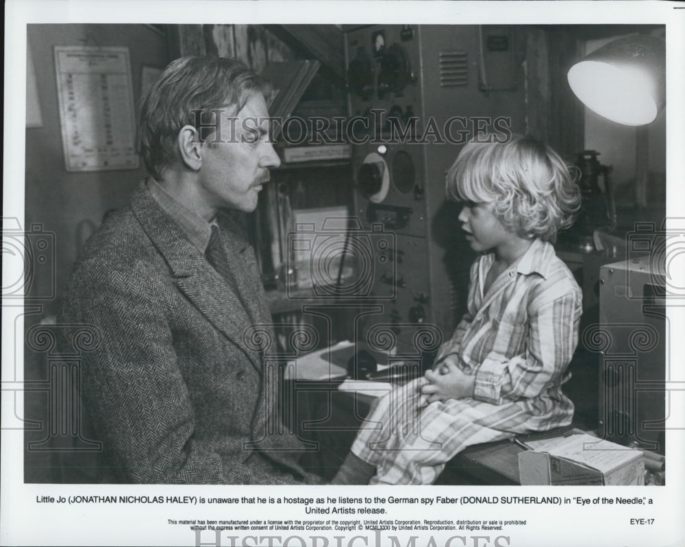 1981 Press Photo Donald Sutherland Jonathan Nicholas Haley In Eye Of The Needle - Historic Images