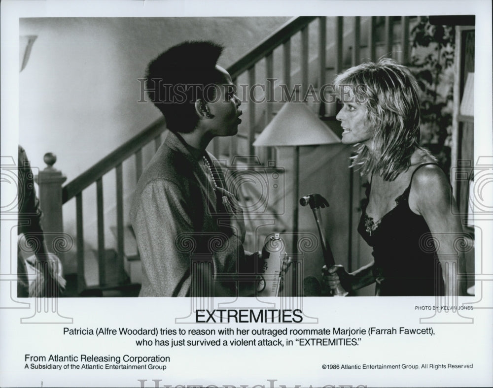 1986 Press Photo Actors Alfre Woodard And Farrah Fawcett Star In "EXTREMITIES" - Historic Images