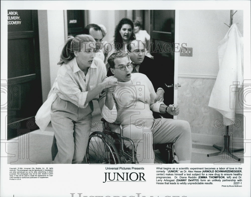1994 Press Photo Arnold Schwarzenegger, Emma Thompson, Danny DeVito in "Junior" - Historic Images