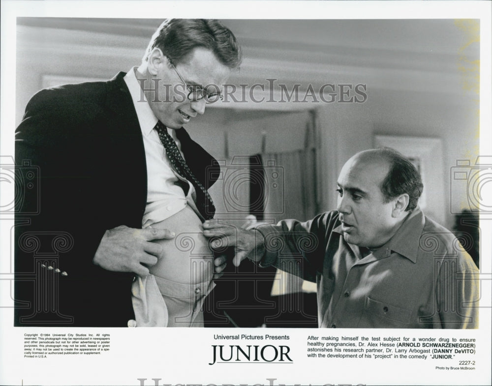 1994 Press Photo Arnold Schwarzenegger and Danny DeVito in &quot;Junior&quot; - Historic Images