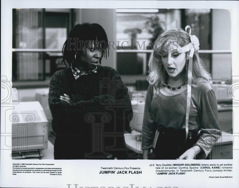 1986 Press Photo Whoopi Goldberg and Carol Kane in &quot;Jumpin&#39; Jack Flash&quot; - Historic Images