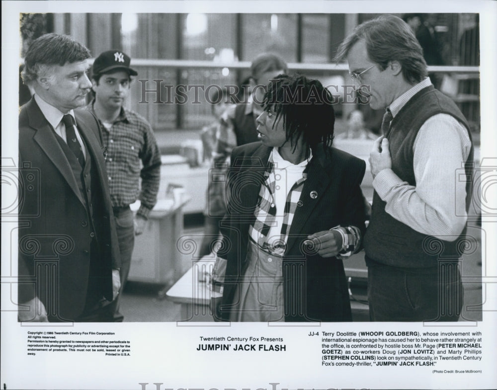 1986 Press Photo Whoopi Goldberg and Peter Michael Goetz in "Jumpin Jack Flash" - Historic Images