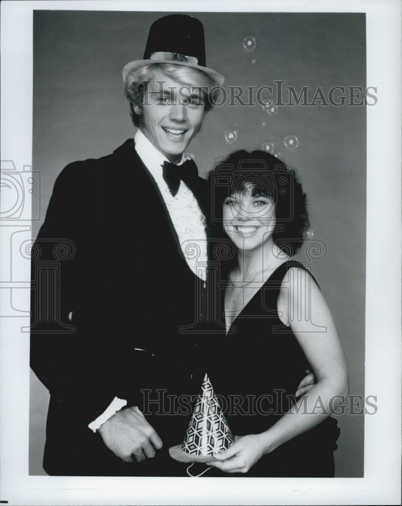 1980 Press Photo Actors John Schneider, Erin Moran Host &quot;New Year&#39;s Rocking Eve&quot; - Historic Images