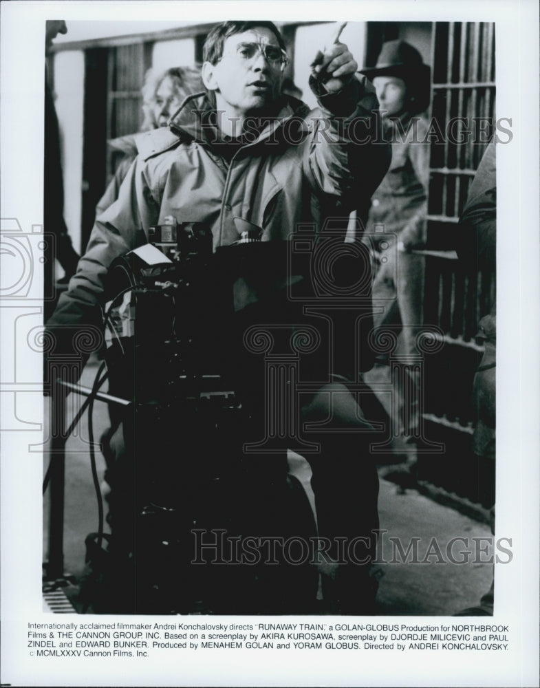 1985 Press Photo Andrei Konchalovsky directs &quot;Runaway Train&quot; - Historic Images