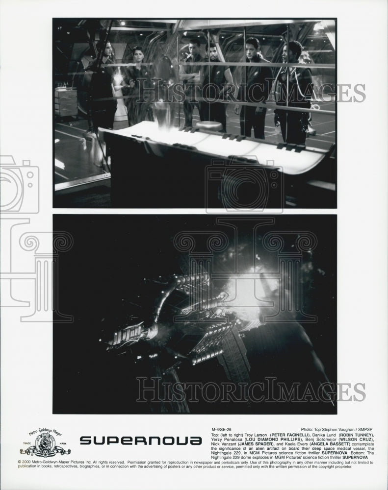 2000 Press Photo Scene From Film Supernova - Historic Images