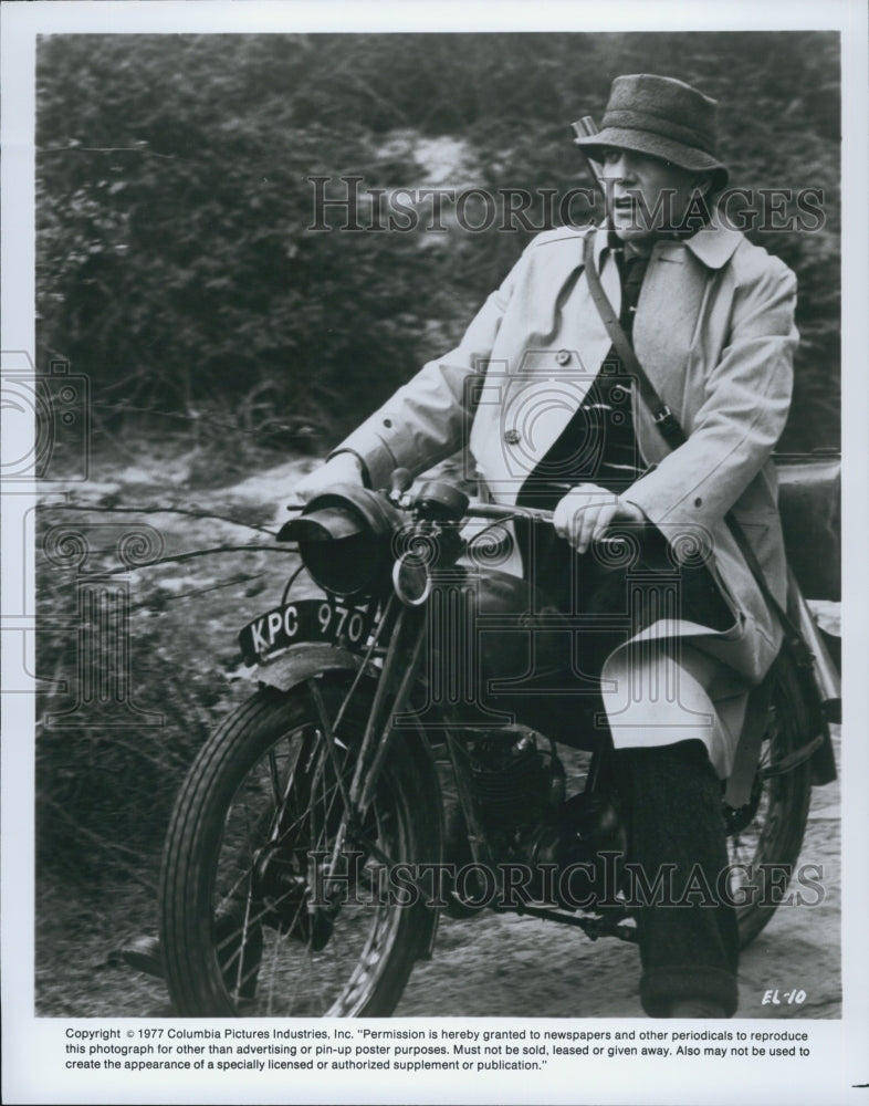 1977 Press Photo Unknown actor in a movie scene - Historic Images