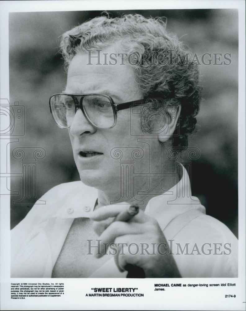 1986 Press Photo &quot;Sweet Liberty&quot; Michael Caine as Elliott James - DFPG15159 - Historic Images